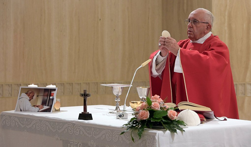 Papa Francisco disse nesta quarta-feira que o religioso francês assassinado a facadas por militantes islâmicos em seu altar em julho foi um mártir, e indicou que o padre Jacques Hamel já está a caminho da canonização; anúncio aconteceu durante uma missa para peregrinos de Rouen, área da França onde os dois agressores invadiram a igreja de Saint-Étienne-du-Rouvray, forçaram o padre de 85 anos a se ajoelhar e cortaram sua garganta enquanto diziam frases em árabe (Foto: Paulo Emílio) Papa Francisco disse nesta quarta-feira que o religioso francês assassinado a facadas por militantes islâmicos em seu altar em julho foi um mártir, e indicou que o padre Jacques Hamel já está a caminho da canonização; anúncio aconteceu durante uma missa para peregrinos de Rouen, área da França onde os dois agressores invadiram a igreja de Saint-Étienne-du-Rouvray, forçaram o padre de 85 anos a se ajoelhar e cortaram sua garganta enquanto diziam frases em árabe