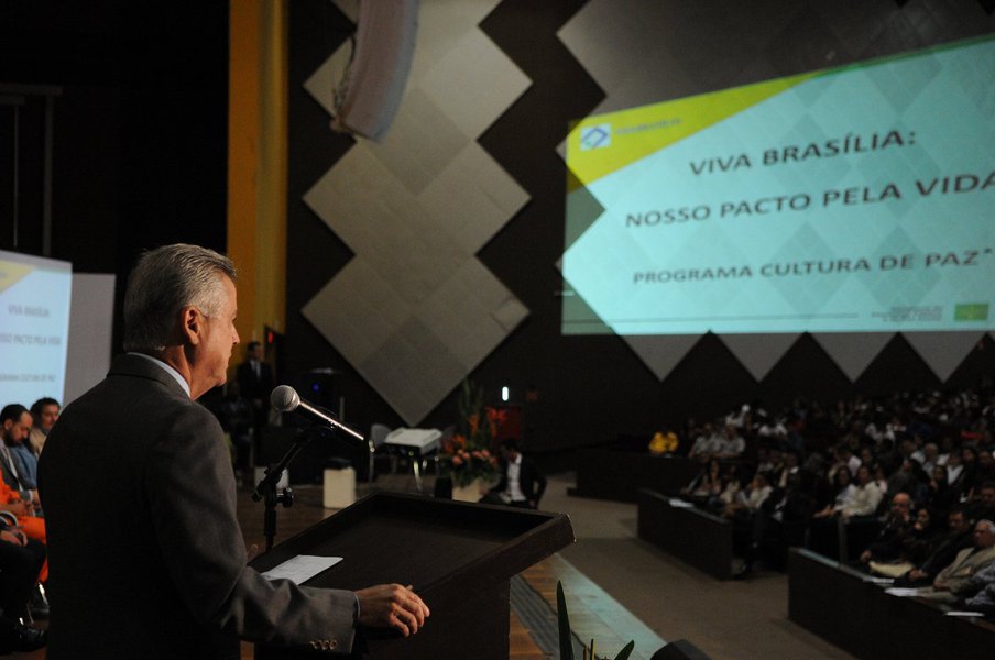 O governador de Brasília, Rodrigo Rollemberg, assinou decreto que cria o Conselho Distrital de Segurança Pública; a assinatura ocorreu durante o Fórum Preparatório para a Conferência Distrital de Segurança Pública, no Auditório Master do Centro de Convenções Ulysses Guimarães; na abertura do encontro, o chefe do Executivo também deu posse aos novos dirigentes — escolhidos por meio de votação popular em setembro — dos 37 conselhos comunitários de segurança (Consegs) do Distrito Federal; "Com as ações dos órgãos de segurança e o apoio da população, em breve poderemos falar que em Brasília temos uma cultura de paz"
(Foto: Leonardo Lucena) O governador de Brasília, Rodrigo Rollemberg, assinou decreto que cria o Conselho Distrital de Segurança Pública; a assinatura ocorreu durante o Fórum Preparatório para a Conferência Distrital de Segurança Pública, no Auditório Master do Centro de Convenções Ulysses Guimarães; na abertura do encontro, o chefe do Executivo também deu posse aos novos dirigentes — escolhidos por meio de votação popular em setembro — dos 37 conselhos comunitários de segurança (Consegs) do Distrito Federal; "Com as ações dos órgãos de segurança e o apoio da população, em breve poderemos falar que em Brasília temos uma cultura de paz"