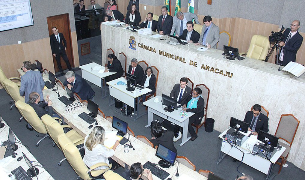 Os vereadores aprovaram nesta terça (21) o Projeto de Lei Complementar 04/2016, de autoria do Executivo Municipal, que congela o Imposto Predial e Territorial Urbano (IPTU); na prática, a propositura estabelece os critérios para apuração do valor venal dos imóveis para efeito de base de cálculo do lançamento (Foto: Valter Lima) Os vereadores aprovaram nesta terça (21) o Projeto de Lei Complementar 04/2016, de autoria do Executivo Municipal, que congela o Imposto Predial e Territorial Urbano (IPTU); na prática, a propositura estabelece os critérios para apuração do valor venal dos imóveis para efeito de base de cálculo do lançamento