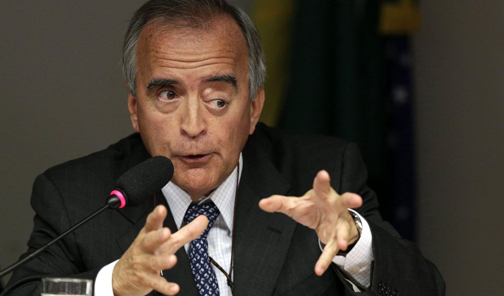 Segundo uma conversa interceptada pela Polícia Federal, o parlamentar faria proposta a alguém do entorno de Nestor Cerveró para que seu nome e o do banqueiro André Esteves, do BTG Pactual, não fossem mencionados aos investigadores da Lava Jato; no áudio, Delcídio Amaral (PT-MS) sugere rotas de fuga ao ex-diretor da Petrobras, que está preso em Curitiba (Foto: Gisele Federicce) Segundo uma conversa interceptada pela Polícia Federal, o parlamentar faria proposta a alguém do entorno de Nestor Cerveró para que seu nome e o do banqueiro André Esteves, do BTG Pactual, não fossem mencionados aos investigadores da Lava Jato; no áudio, Delcídio Amaral (PT-MS) sugere rotas de fuga ao ex-diretor da Petrobras, que está preso em Curitiba