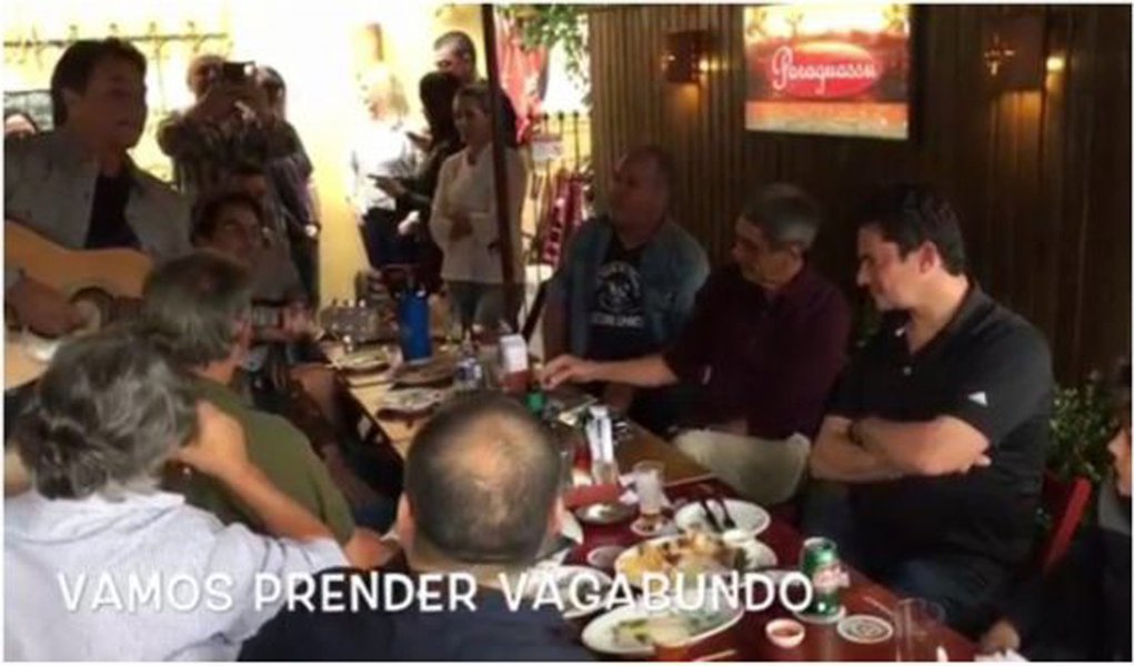 Juiz Sérgio Moro participa de um vídeo em que é cantada, em um restaurante, a música "Vamos prender vagabundo", em apoio à Lava Jato; o magistrado, que está ao lado do cantor Fagner nas imagens, aplaude a canção que fala em “enjaular” e “enquadrar” todo mundo; assista (Foto: Gisele Federicce) Juiz Sérgio Moro participa de um vídeo em que é cantada, em um restaurante, a música "Vamos prender vagabundo", em apoio à Lava Jato; o magistrado, que está ao lado do cantor Fagner nas imagens, aplaude a canção que fala em “enjaular” e “enquadrar” todo mundo; assista