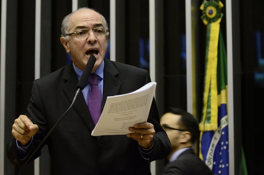 "O relatório da CPI da Petrobras é uma vergonha. É um relatório de cafajestes, de moleques. Deveria ser queimado", disse nesta sexta-feira o presidente do DEM na Bahia, deputado José Carlos Aleluia, sobre o documento aprovado com as conclusões da Comissão Parlamentar de Inquérito (CPI) que investigou o esquema de corrupção que acometeu a estatal e isentou todos os políticos envolvidos; "São fatos dessa natureza que reforçam a descrença da população com o parlamento", emenda o democrata (Foto: Romulo Faro) "O relatório da CPI da Petrobras é uma vergonha. É um relatório de cafajestes, de moleques. Deveria ser queimado", disse nesta sexta-feira o presidente do DEM na Bahia, deputado José Carlos Aleluia, sobre o documento aprovado com as conclusões da Comissão Parlamentar de Inquérito (CPI) que investigou o esquema de corrupção que acometeu a estatal e isentou todos os políticos envolvidos; "São fatos dessa natureza que reforçam a descrença da população com o parlamento", emenda o democrata