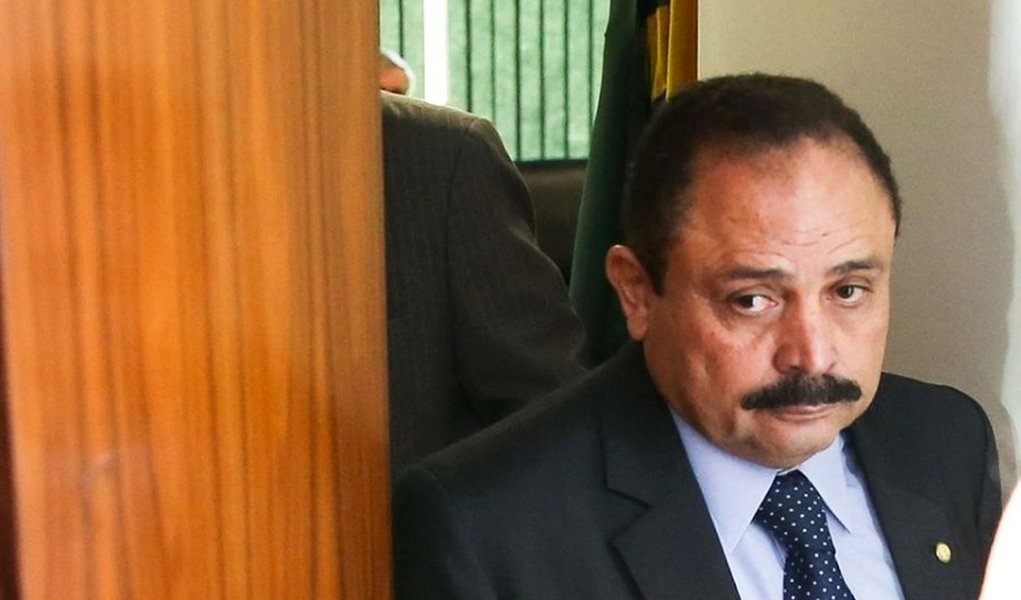 No comando da Câmara nesta semana, o vice-presidente da Casa, Waldir Maranhão (PP-MA), tem o desafio de tentar retomar o debate e votação do projeto que altera a Lei de Repatriação; o presidente Rodrigo Maia (DEM-RJ) disse que não "se desgastaria" mais com o assunto, mas deixou aberta a possibilidade de o presidente em exercício retomar o tema a partir de novo acordo, que ainda não foi costurado apesar do esforço de alguns partidos da base aliada (Foto: Leonardo Lucena) No comando da Câmara nesta semana, o vice-presidente da Casa, Waldir Maranhão (PP-MA), tem o desafio de tentar retomar o debate e votação do projeto que altera a Lei de Repatriação; o presidente Rodrigo Maia (DEM-RJ) disse que não "se desgastaria" mais com o assunto, mas deixou aberta a possibilidade de o presidente em exercício retomar o tema a partir de novo acordo, que ainda não foi costurado apesar do esforço de alguns partidos da base aliada