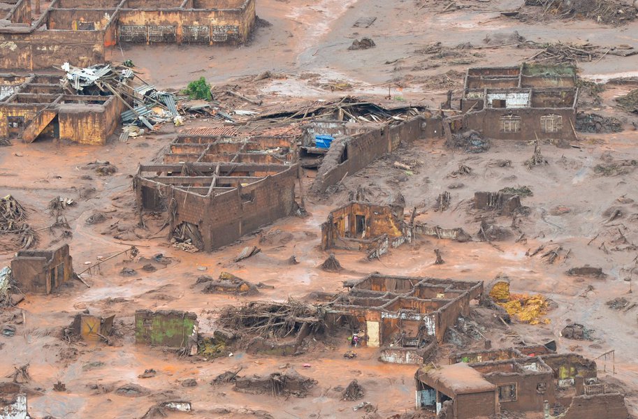 No dia 5 de novembro, quando foi rompida a barragem de Fundão no município de Mariana (MG), a mineradora Samarco realizava obras para unificar esta e a barragem de Germano, próxima a ela, a fim de criar uma megabarragem cinco vezes maior em volume da que ruiu; no dia do acidente, que matou 16 pessoas e deixou três desaparecidos até o momento, uma equipe terceirizada realizava obras para unir as barragens (Foto: Gisele Federicce) No dia 5 de novembro, quando foi rompida a barragem de Fundão no município de Mariana (MG), a mineradora Samarco realizava obras para unificar esta e a barragem de Germano, próxima a ela, a fim de criar uma megabarragem cinco vezes maior em volume da que ruiu; no dia do acidente, que matou 16 pessoas e deixou três desaparecidos até o momento, uma equipe terceirizada realizava obras para unir as barragens