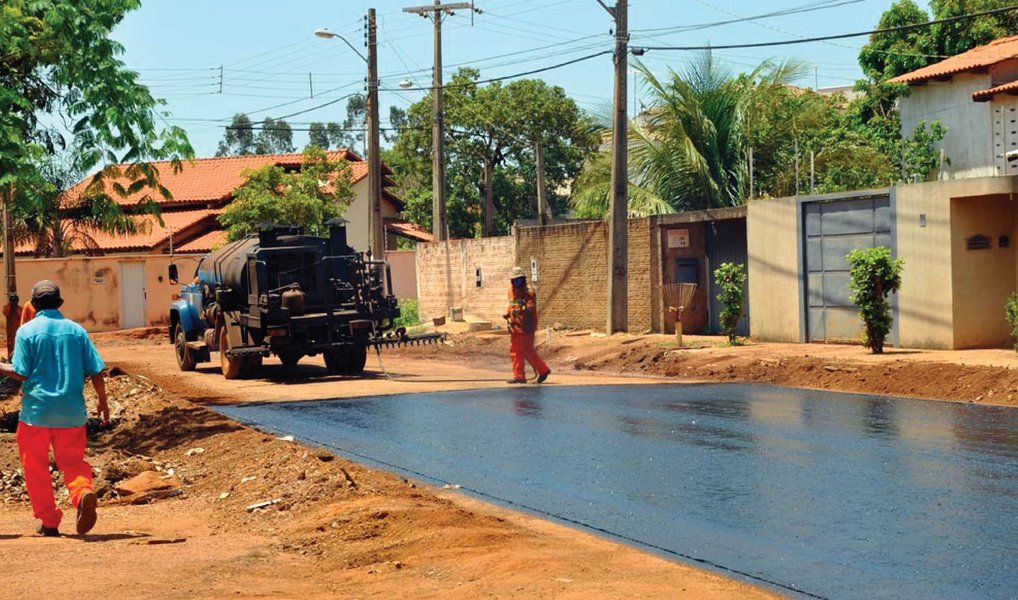 Obras de pavimentação e drenagem nas quadras 307, 309 e 407 Sul, em Palmas, devem ser concluídas dentro do prazo contratual; segundo o diretor da Secretaria de Infraestrutura do Estado Manoel Lúcio Ruiz, a obra vai beneficiar 1.300 famílias, uma média de 5.200 pessoas; "Essa semana, na 309 Sul e na 407 Sul será realizado esse procedimento que é a primeira etapa da capa asfáltica e os moradores já vão perceber a diferença", disse; investimento total da obra é de R$ 33 milhões, provenientes do Programa de Aceleração do Crescimento (PAC) e da Caixa, com contrapartida do Estado de R$ 6,5 milhões (Foto: Aquiles Lins) Obras de pavimentação e drenagem nas quadras 307, 309 e 407 Sul, em Palmas, devem ser concluídas dentro do prazo contratual; segundo o diretor da Secretaria de Infraestrutura do Estado Manoel Lúcio Ruiz, a obra vai beneficiar 1.300 famílias, uma média de 5.200 pessoas; "Essa semana, na 309 Sul e na 407 Sul será realizado esse procedimento que é a primeira etapa da capa asfáltica e os moradores já vão perceber a diferença", disse; investimento total da obra é de R$ 33 milhões, provenientes do Programa de Aceleração do Crescimento (PAC) e da Caixa, com contrapartida do Estado de R$ 6,5 milhões
