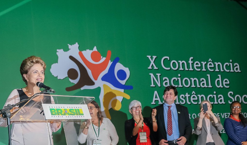Na abertura da 10ª Conferência Nacional de Assistência Social, a presidente Dilma Rousseff falou sobre o pedido de impeachment e disse que irá lutar "com todas as forças" contra a interrupção do seu mandato; ela ressaltou que "não há justificativa para que o impeachment ocorra, exceto aqueles que acham que tem um atalho para chegar à Presidência, que não é o voto popular"; "Vou lutar com todas as minhas forças para que a gente tenha um Brasil que respeite as instituições, que constrói a estabilidade. Vou lutar contra o processo de interrupção do meu mandato", afirmou (Foto: Valter Lima) Na abertura da 10ª Conferência Nacional de Assistência Social, a presidente Dilma Rousseff falou sobre o pedido de impeachment e disse que irá lutar "com todas as forças" contra a interrupção do seu mandato; ela ressaltou que "não há justificativa para que o impeachment ocorra, exceto aqueles que acham que tem um atalho para chegar à Presidência, que não é o voto popular"; "Vou lutar com todas as minhas forças para que a gente tenha um Brasil que respeite as instituições, que constrói a estabilidade. Vou lutar contra o processo de interrupção do meu mandato", afirmou