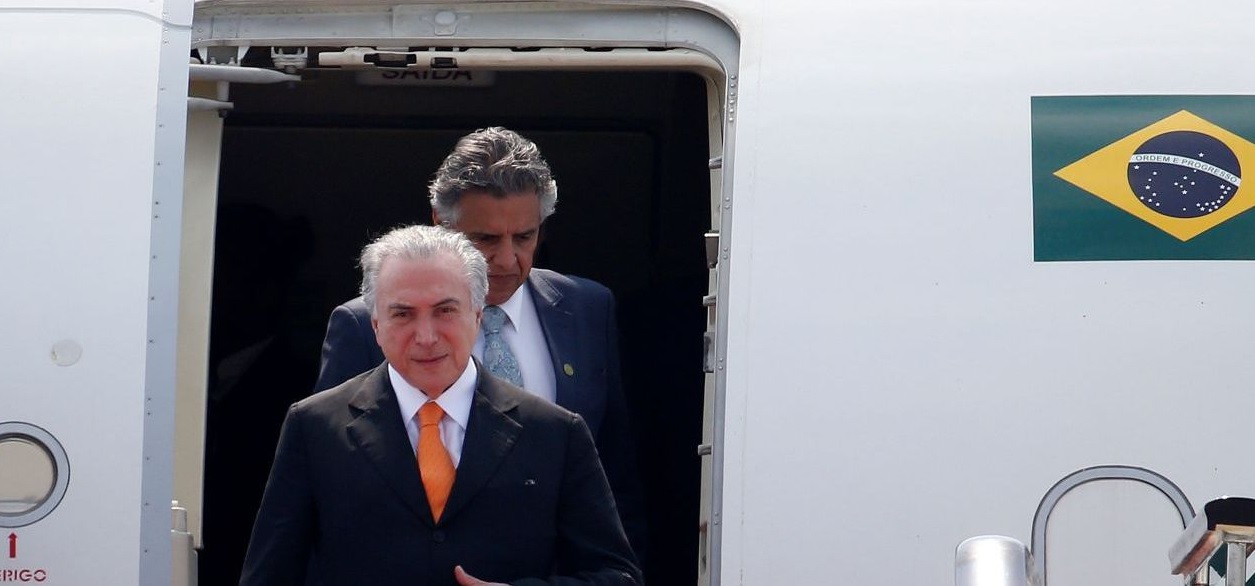 O Palácio do Planalto decidiu cancelar nesta terça-feira cancelar a licitação no valor de R$ 1,75 milhão para compra de lanches e refeições para o avião de Michel Temer; anúncio foi feito pouco depois de se tornar pública a informação sobre a compra de sorvetes, sucos, pães sem glúten e outros acepipes; somente em sorvetes do tipo premium da Haagen Dazs, o governo pretendia gastar R$ 7,5 mil (Foto: Romulo Faro) O Palácio do Planalto decidiu cancelar nesta terça-feira cancelar a licitação no valor de R$ 1,75 milhão para compra de lanches e refeições para o avião de Michel Temer; anúncio foi feito pouco depois de se tornar pública a informação sobre a compra de sorvetes, sucos, pães sem glúten e outros acepipes; somente em sorvetes do tipo premium da Haagen Dazs, o governo pretendia gastar R$ 7,5 mil