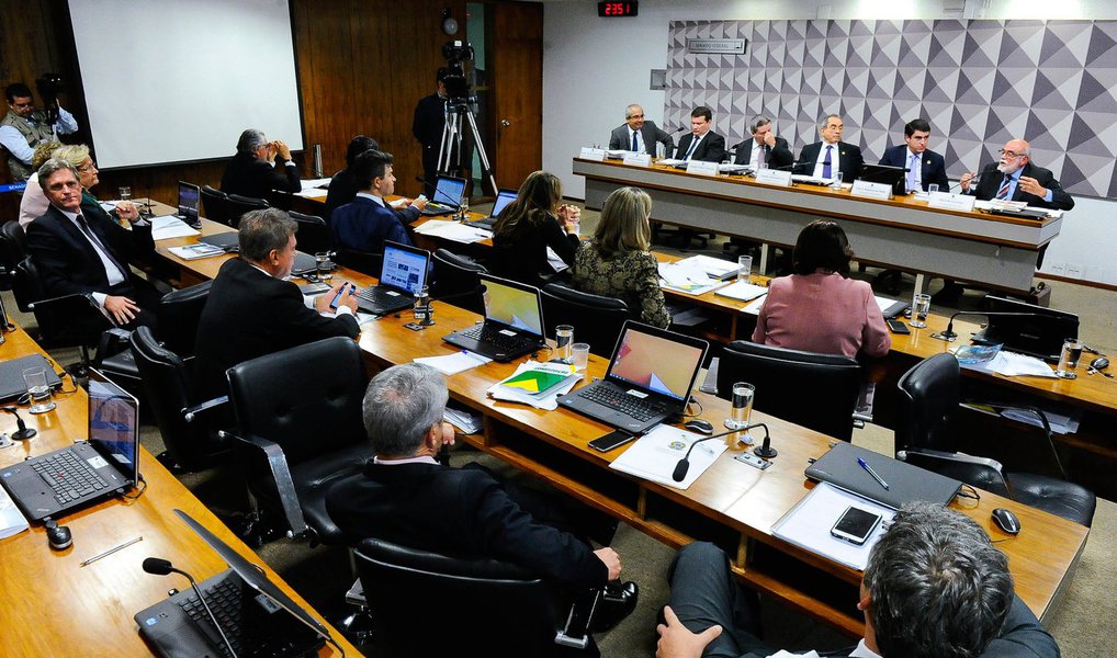 Sessão da Comissão Especial do Impeachment no Senado, que traz nesta quarta-feira a leitura do parecer do relator Antonio Anastasia (PSDB-MG), começou com atraso de uma hora; senadora Gleisi Hoffmann (PT-PR) questionou o fato de ontem, durante a exposição de especialistas contrários ao impeachment, Anastasia ter se ausentado para escrever seu voto; discussão do relatório será feita nesta quinta, quando o advogado-geral da União, José Eduardo Cardozo, irá contrapor as conclusões do relator; como já se sabe, Anastasia defenderá o afastamento de Dilma (Foto: Aquiles Lins) Sessão da Comissão Especial do Impeachment no Senado, que traz nesta quarta-feira a leitura do parecer do relator Antonio Anastasia (PSDB-MG), começou com atraso de uma hora; senadora Gleisi Hoffmann (PT-PR) questionou o fato de ontem, durante a exposição de especialistas contrários ao impeachment, Anastasia ter se ausentado para escrever seu voto; discussão do relatório será feita nesta quinta, quando o advogado-geral da União, José Eduardo Cardozo, irá contrapor as conclusões do relator; como já se sabe, Anastasia defenderá o afastamento de Dilma