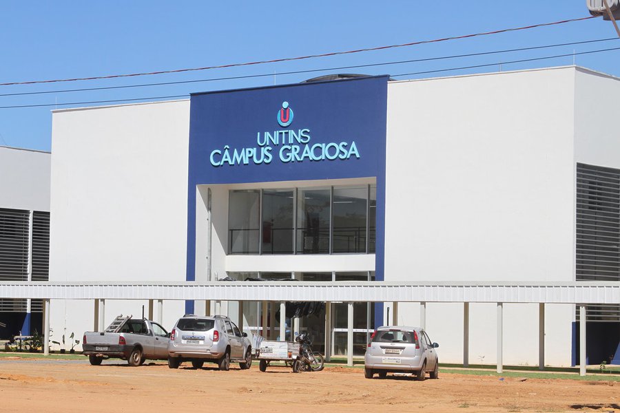Procurador-geral da República, Rodrigo Janot, ajuizou no Supremo Tribunal Federal (STF) Ação Direta de Inconstitucionalidade (ADI) contra a lei que institui plano de empregos, carreiras e salários do quadro de docentes da Fundação Universidade do Tocantins (Unitins); para Janot, a lei fere vários artigos da Constituição, pois promoveu a transposição e provimento derivado de cargos públicos, sem observar o requisito de aprovação prévia em concurso público; "É injustificável que, quase três décadas após a proibição inscrita na Constituição da República de 1988, os numerosos precedentes do STF (...), ainda se aprovem leis buscando fraudar a exigência constitucional de concurso público para provimento de cargos e empregos na administração pública", aponta (Foto: Aquiles Lins) Procurador-geral da República, Rodrigo Janot, ajuizou no Supremo Tribunal Federal (STF) Ação Direta de Inconstitucionalidade (ADI) contra a lei que institui plano de empregos, carreiras e salários do quadro de docentes da Fundação Universidade do Tocantins (Unitins); para Janot, a lei fere vários artigos da Constituição, pois promoveu a transposição e provimento derivado de cargos públicos, sem observar o requisito de aprovação prévia em concurso público; "É injustificável que, quase três décadas após a proibição inscrita na Constituição da República de 1988, os numerosos precedentes do STF (...), ainda se aprovem leis buscando fraudar a exigência constitucional de concurso público para provimento de cargos e empregos na administração pública", aponta