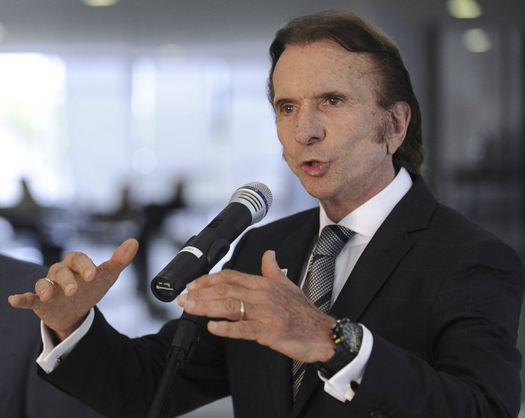 O ex-piloto de Fórmula 1 Emerson Fittipaldi culpa a crise econômica pela qual passa o País por suas dívidas milionárias; são mais de 60 ações que tramitam nos tribunais do Estado de São Paulo; lista de credores contra ele inclui bancos privados e públicos, prefeituras, empresários e até dono de posto de gasolina; "Essa crise me afetou muito mesmo, assim como aconteceu com a maioria dos empresários nacionais. Mas espero que em seis meses eu esteja perto de quitar minhas dívidas. Agora, a máquina do país precisa voltar a funcionar" (Foto: Romulo Faro) O ex-piloto de Fórmula 1 Emerson Fittipaldi culpa a crise econômica pela qual passa o País por suas dívidas milionárias; são mais de 60 ações que tramitam nos tribunais do Estado de São Paulo; lista de credores contra ele inclui bancos privados e públicos, prefeituras, empresários e até dono de posto de gasolina; "Essa crise me afetou muito mesmo, assim como aconteceu com a maioria dos empresários nacionais. Mas espero que em seis meses eu esteja perto de quitar minhas dívidas. Agora, a máquina do país precisa voltar a funcionar"