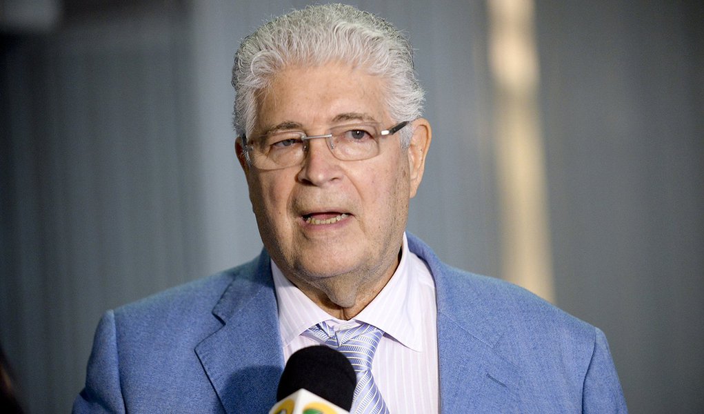 Um dos principais críticos do afastamento da presidente eleita Dilma Rousseff, o senador Roberto Requião (PMDB-PR) voltou a disparar críticas contra o governo interino; "Confesso angústia diante da demolição do estado social no Brasil e certa impotência diante da dificuldade de informação e diálogo no Pais", postou no Twitter; "O fundamental é que nossa opinião seja clara. Não importa a popularidade do momento, mas a razão, afinal Hitler e Mussolini foram populares", comparou (Foto: Leonardo Lucena) Um dos principais críticos do afastamento da presidente eleita Dilma Rousseff, o senador Roberto Requião (PMDB-PR) voltou a disparar críticas contra o governo interino; "Confesso angústia diante da demolição do estado social no Brasil e certa impotência diante da dificuldade de informação e diálogo no Pais", postou no Twitter; "O fundamental é que nossa opinião seja clara. Não importa a popularidade do momento, mas a razão, afinal Hitler e Mussolini foram populares", comparou