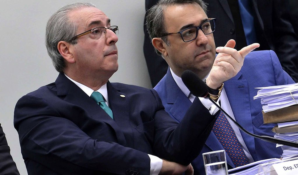 Reunião pode definir o futuro político do deputado nesta terça-feira 14; "Ainda estou decidindo se vou pessoalmente", disse Eduardo Cunha (PMDB-RJ), que também criticou o que chamou de "manobras" realizadas por membros da comissão para adiar a votação pelo colegiado; "Não haverá nenhuma surpresa sobre a renúncia. Eles têm que votar a pauta. Engraçado que me acusavam de fazer manobras e, agora, quem está manobrando para impedir a votação são eles", afirmou (Foto: Paulo Emílio) Reunião pode definir o futuro político do deputado nesta terça-feira 14; "Ainda estou decidindo se vou pessoalmente", disse Eduardo Cunha (PMDB-RJ), que também criticou o que chamou de "manobras" realizadas por membros da comissão para adiar a votação pelo colegiado; "Não haverá nenhuma surpresa sobre a renúncia. Eles têm que votar a pauta. Engraçado que me acusavam de fazer manobras e, agora, quem está manobrando para impedir a votação são eles", afirmou