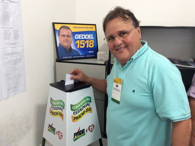 O diretório estadual do PMDB decidiu por unanimidade nesta quarta-feira que Geddel Vieira Lima continuará na presidência do partido da Bahia; ele disse que "o grande desafio nesse mandato é, junto com a Fundação Ulisses Guimarães, formar um grupo de estudo da sociedade para que seja possível contribuir ao debate nacional e local"; "A luta política é importante e estamos fazendo isso, mas o Brasil real precisa ser discutido, ser debatido. A economia está aí se deteriorando, se fragilizado e a Bahia com graves problemas" (Foto: Romulo Faro) O diretório estadual do PMDB decidiu por unanimidade nesta quarta-feira que Geddel Vieira Lima continuará na presidência do partido da Bahia; ele disse que "o grande desafio nesse mandato é, junto com a Fundação Ulisses Guimarães, formar um grupo de estudo da sociedade para que seja possível contribuir ao debate nacional e local"; "A luta política é importante e estamos fazendo isso, mas o Brasil real precisa ser discutido, ser debatido. A economia está aí se deteriorando, se fragilizado e a Bahia com graves problemas"
