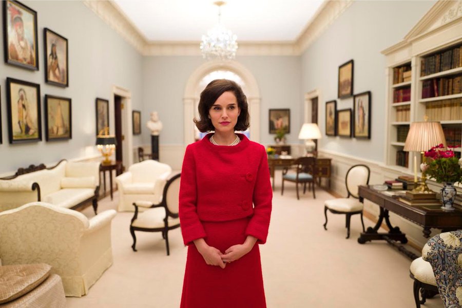 Com direção de Pablo Larraín e roteiro de Noah Oppenheim, a produção se limita a fazer um exercício de imaginação sobre o que teria acontecido nos dias que sucederam a morte de Kennedy; atriz Natalie Portman é incumbida de interpretar a protagonista, compondo um tipo, que, de início, causa estranhamento por se apegar aos trejeitos e copiar o sotaque de sua personagem; foco da trama é o comportamento de Jackie após a perda, resguardando a imagem do marido e, ao mesmo tempo, tendo de cuidar dos dois filhos no meio de todo aquele turbilhão; resenha de Houldine Nascimento (Foto: Aquiles Lins) Com direção de Pablo Larraín e roteiro de Noah Oppenheim, a produção se limita a fazer um exercício de imaginação sobre o que teria acontecido nos dias que sucederam a morte de Kennedy; atriz Natalie Portman é incumbida de interpretar a protagonista, compondo um tipo, que, de início, causa estranhamento por se apegar aos trejeitos e copiar o sotaque de sua personagem; foco da trama é o comportamento de Jackie após a perda, resguardando a imagem do marido e, ao mesmo tempo, tendo de cuidar dos dois filhos no meio de todo aquele turbilhão; resenha de Houldine Nascimento