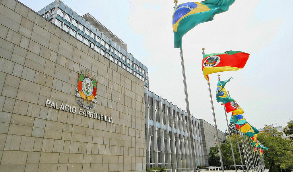 "No século 20, os golpes vinham com tanques de guerra. No século 21, os golpes vêm de toga", disse um dos coordenadores do grupo, o advogado Antonio Escosteguy Castro; ele citou a queda de Manuel Zelaya, em Honduras, e o impeachment de Fernando Lugo, no Paraguai, como exemplos de destituições com legitimação jurídica — mas que, segundo o advogado, ferem a democracia; "É tarefa dos advogados democratas enfrentarem essa disputa para não permitir que esses golpes não se legitimem aqui no Brasil" (Foto: Roberta Namour) "No século 20, os golpes vinham com tanques de guerra. No século 21, os golpes vêm de toga", disse um dos coordenadores do grupo, o advogado Antonio Escosteguy Castro; ele citou a queda de Manuel Zelaya, em Honduras, e o impeachment de Fernando Lugo, no Paraguai, como exemplos de destituições com legitimação jurídica — mas que, segundo o advogado, ferem a democracia; "É tarefa dos advogados democratas enfrentarem essa disputa para não permitir que esses golpes não se legitimem aqui no Brasil"