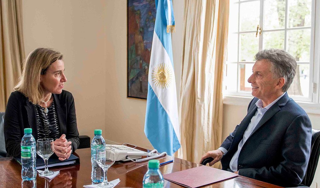 Em meio a esforços da Argentina para se aproximar da União Europeia (UE), o presidente Mauricio Macri foi recebido pela chefe da Diplomacia da UE, a italiana Federica Mogherini, em Bruxelas, na Bélgica; Mogherini destacou ainda o papel-chave de Buenos Aires para o avanço das negociações com o Mercosul e também comentou a intenção do Banco Europeu de Investimentos de retomar suas atividades na Argentina; Desde que assumiu o Poder, em dezembro do ano passado, Macri tem tentado se aproximar da UE, a fim de fechar um acordo de livre comércio entre o bloco europeu e o Mercosul, travado anteriormente por exigências do governo de Cristina Kirchner, assim como dos Estados Unidos (Foto: Paulo Emílio) Em meio a esforços da Argentina para se aproximar da União Europeia (UE), o presidente Mauricio Macri foi recebido pela chefe da Diplomacia da UE, a italiana Federica Mogherini, em Bruxelas, na Bélgica; Mogherini destacou ainda o papel-chave de Buenos Aires para o avanço das negociações com o Mercosul e também comentou a intenção do Banco Europeu de Investimentos de retomar suas atividades na Argentina; Desde que assumiu o Poder, em dezembro do ano passado, Macri tem tentado se aproximar da UE, a fim de fechar um acordo de livre comércio entre o bloco europeu e o Mercosul, travado anteriormente por exigências do governo de Cristina Kirchner, assim como dos Estados Unidos