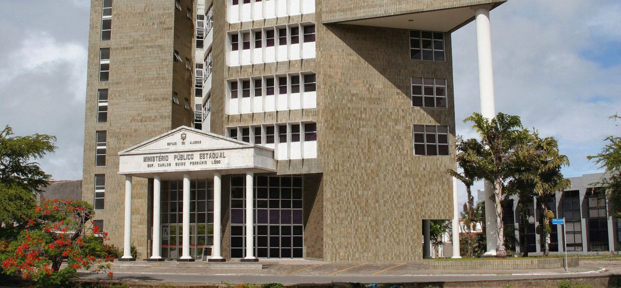 Depois que o vice-prefeito de Santa Luzia do Norte, José Aílton do Nascimento, se negou a assumir o cargo de prefeito, o Ministério Público de Alagoas (MPE/AL) está recomendando que o presidente da Câmara de Vereadores assuma interinamente o comando da prefeitura; confusão está sendo gerada por causa da prisão preventiva do prefeito eleito Edson Mateus, que cumpre prisão preventiva acusado de estupro de vulnerável; ele chegou a tomar posse no cargo, mas voltou para o quartel do Corpo de Bombeiros, em Maceió, onde está detido (Foto: Voney Malta) Depois que o vice-prefeito de Santa Luzia do Norte, José Aílton do Nascimento, se negou a assumir o cargo de prefeito, o Ministério Público de Alagoas (MPE/AL) está recomendando que o presidente da Câmara de Vereadores assuma interinamente o comando da prefeitura; confusão está sendo gerada por causa da prisão preventiva do prefeito eleito Edson Mateus, que cumpre prisão preventiva acusado de estupro de vulnerável; ele chegou a tomar posse no cargo, mas voltou para o quartel do Corpo de Bombeiros, em Maceió, onde está detido