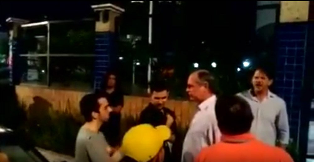 Ao desabafar com grupo que o vaiava, diante de sua casa, o ex-governador e ex-ministro Ciro Gomes tinha razão: no Brasil, autoritarismo volta-se com frequência contra aqueles que o defendem; Ciro expressa o que acontece após a ruptura do Estado Democrático de Direito quando até o guarda da esquina sente-se investido de superpoderes; artigo de Ayrton Centeno (Foto: Aquiles Lins) Ao desabafar com grupo que o vaiava, diante de sua casa, o ex-governador e ex-ministro Ciro Gomes tinha razão: no Brasil, autoritarismo volta-se com frequência contra aqueles que o defendem; Ciro expressa o que acontece após a ruptura do Estado Democrático de Direito quando até o guarda da esquina sente-se investido de superpoderes; artigo de Ayrton Centeno