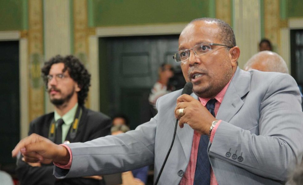 O vereador Luiz Carlos Suíca (PT) minimiza a polêmica em torno de seu nome pelo episódio da votação para presidência da Câmara Municipal; ele e o correligionário Moisés Rocha votaram no democrata Léo Prates; o problema é que no momento em que a sessão foi aberta, a vereadora Marta Rodrigues, também do PT, lançou sua candidatura; o PT abriu processo disciplinar contra os dois, e eles podem ser suspensos ou até expulsos da legenda; "De fato, o PT precisa ampliar o diálogo para ter consensos e a esquerda, sem dúvida, precisa marchar unida. Precisamos de mais diálogo interno no PT e com a esquerda", minimiza Suíca (Foto: Romulo Faro) O vereador Luiz Carlos Suíca (PT) minimiza a polêmica em torno de seu nome pelo episódio da votação para presidência da Câmara Municipal; ele e o correligionário Moisés Rocha votaram no democrata Léo Prates; o problema é que no momento em que a sessão foi aberta, a vereadora Marta Rodrigues, também do PT, lançou sua candidatura; o PT abriu processo disciplinar contra os dois, e eles podem ser suspensos ou até expulsos da legenda; "De fato, o PT precisa ampliar o diálogo para ter consensos e a esquerda, sem dúvida, precisa marchar unida. Precisamos de mais diálogo interno no PT e com a esquerda", minimiza Suíca
