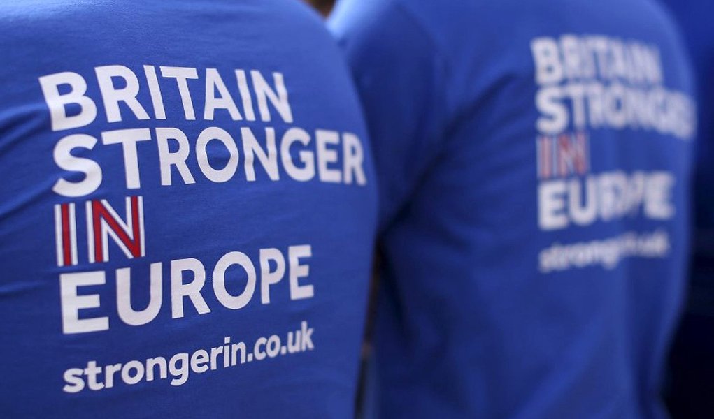Um dia depois que o Reino Unido decidiu deixar a União Europeia, uma petição pública no Parlamento britânico para que seja realizado outro referendo sobre a decisão já conta com 1,5 milhão de assinaturas; texto, impulsionado por um cidadão identificado como William Oliver Healey, pede aos deputados a "implementação de uma norma pela qual se o voto para sair ou ficar (na UE) for inferior a 60%, com uma participação inferior de 75%, deveria ser convocado outro referendo; londrinos fizeram um protesto contra o resultado do referendo (Foto: Aquiles Lins) Um dia depois que o Reino Unido decidiu deixar a União Europeia, uma petição pública no Parlamento britânico para que seja realizado outro referendo sobre a decisão já conta com 1,5 milhão de assinaturas; texto, impulsionado por um cidadão identificado como William Oliver Healey, pede aos deputados a "implementação de uma norma pela qual se o voto para sair ou ficar (na UE) for inferior a 60%, com uma participação inferior de 75%, deveria ser convocado outro referendo; londrinos fizeram um protesto contra o resultado do referendo