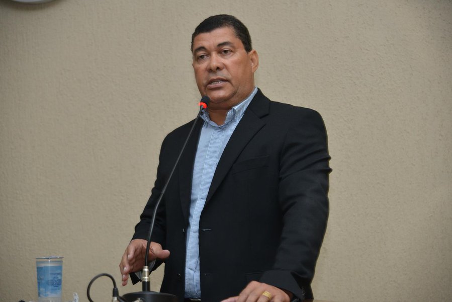 A Justiça Federal decretou o afastamento do prefeito de Candeias, Sargento Francisco (foto), e da secretária de Saúde, Lindinalva Freitas Rebouças, por 180 dias, em ação civil pública por atos de improbidade administrativa, 'em razão de malversação de recursos do SUS'; a Justiça também decretou o bloqueio de mais de R$ 150 milhões dos envolvidos nas irregularidades; as decisões foram tomadas em duas ações movidas pelo MPF na Bahia, a partir de relatórios da Controladoria Geral da União que apontam danos ao patrimônio público e enriquecimento ilícito dos acusados (Foto: Romulo Faro) A Justiça Federal decretou o afastamento do prefeito de Candeias, Sargento Francisco (foto), e da secretária de Saúde, Lindinalva Freitas Rebouças, por 180 dias, em ação civil pública por atos de improbidade administrativa, 'em razão de malversação de recursos do SUS'; a Justiça também decretou o bloqueio de mais de R$ 150 milhões dos envolvidos nas irregularidades; as decisões foram tomadas em duas ações movidas pelo MPF na Bahia, a partir de relatórios da Controladoria Geral da União que apontam danos ao patrimônio público e enriquecimento ilícito dos acusados