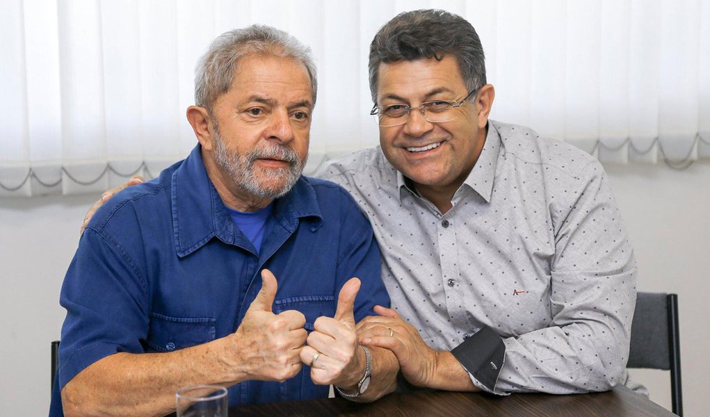 Após o presidente da Câmara, Eduardo Cunha (PMDB-RJ), acolher pedidos de impeachment contra a presidente Dilma, o presidente do PT-SP, Emídio de Souza, informou que o partido em São Paulo organizará na próxima segunda (7), com a participação do ex-presidente Lula, uma reunião com movimentos sociais, sindicatos, outros partidos e organizações que representam a sociedade civil para definir uma agenda conjunta contra o impeachment; "Também estamos orientando os diretórios municipais e os setoriais a buscarem apoio. E os parlamentares a fazer pronunciamentos em câmaras, assembleias, acelerar o debate" (Foto: Leonardo Lucena) Após o presidente da Câmara, Eduardo Cunha (PMDB-RJ), acolher pedidos de impeachment contra a presidente Dilma, o presidente do PT-SP, Emídio de Souza, informou que o partido em São Paulo organizará na próxima segunda (7), com a participação do ex-presidente Lula, uma reunião com movimentos sociais, sindicatos, outros partidos e organizações que representam a sociedade civil para definir uma agenda conjunta contra o impeachment; "Também estamos orientando os diretórios municipais e os setoriais a buscarem apoio. E os parlamentares a fazer pronunciamentos em câmaras, assembleias, acelerar o debate"