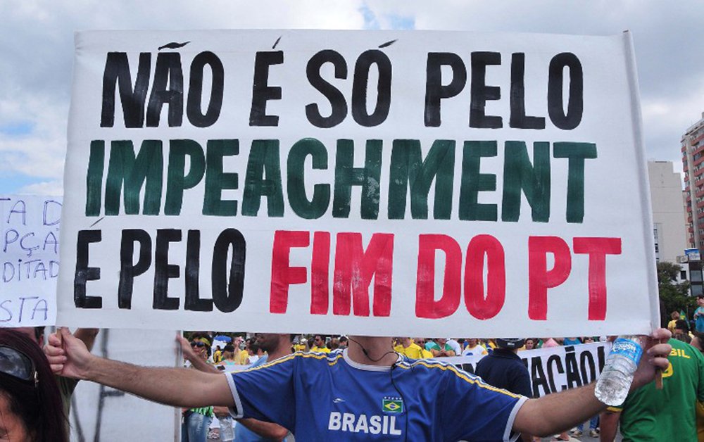 Para o jornalista Francisco Julio Xavier, colunista da Revista Fórum, as pessoas estão cansadas do roubo, por isso votam naqueles "em que os roubos jamais sairão em primeira página dos jornais tradicionais"; "Entendam que a máfia da roubalheira está no Brasil há séculos, passando de geração a geração. O PT está no poder a pouco mais de 10 anos. Os velhos partidos dominam as mídias e a política, e consequentemente a roubalheira, há muito tempo", afirma (Foto: Aquiles Lins) Para o jornalista Francisco Julio Xavier, colunista da Revista Fórum, as pessoas estão cansadas do roubo, por isso votam naqueles "em que os roubos jamais sairão em primeira página dos jornais tradicionais"; "Entendam que a máfia da roubalheira está no Brasil há séculos, passando de geração a geração. O PT está no poder a pouco mais de 10 anos. Os velhos partidos dominam as mídias e a política, e consequentemente a roubalheira, há muito tempo", afirma