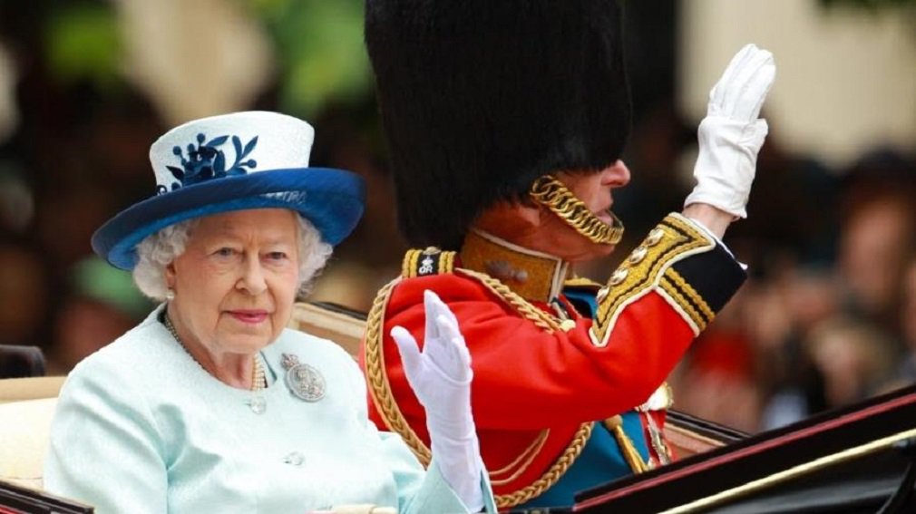 Episódio foi relatado por um guarda do Palácio de Buckingham, em entrevista à revista The Times; em noites de insônia, a rainha costuma deixar seu quarto para dar uma volta pelo palácio; o guarda da rainha contou que estava em patrulha dentro das paredes do palácio às 3 da manhã, vários anos atrás, quando ele viu uma figura na escuridão; pensando que tinha visto um intruso, ele gritou: “Quem é?”; para sua surpresa, era a rainha; o homem acabou falando para a rainha: “Maldito inferno, Majestade, eu quase atirei em você”, disse (Foto: José Barbacena) Episódio foi relatado por um guarda do Palácio de Buckingham, em entrevista à revista The Times; em noites de insônia, a rainha costuma deixar seu quarto para dar uma volta pelo palácio; o guarda da rainha contou que estava em patrulha dentro das paredes do palácio às 3 da manhã, vários anos atrás, quando ele viu uma figura na escuridão; pensando que tinha visto um intruso, ele gritou: “Quem é?”; para sua surpresa, era a rainha; o homem acabou falando para a rainha: “Maldito inferno, Majestade, eu quase atirei em você”, disse