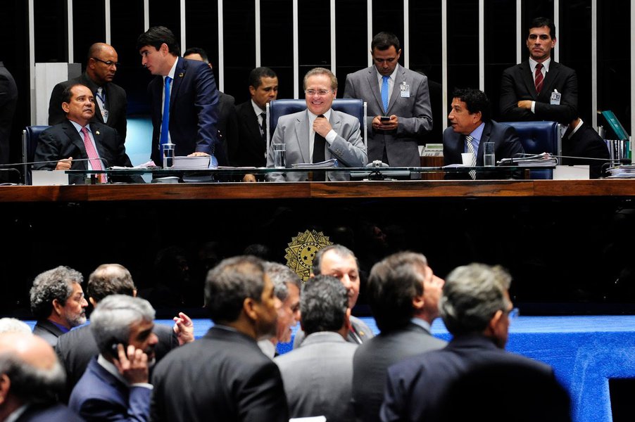 A semana que se inicia no Senado terá clima de reta final por ser a última de reuniões da Comissão Processante do Impeachment, que depois só voltará a se reunir no início de agosto para apresentação do relatório do senador Antonio Anastasia; esta semana é também a penúltima de votações em plenário antes do recesso parlamentar, que começa dia 13; na segunda-feira (4) os técnicos assistentes de defesa e acusação apresentarão suas considerações sobre a perícia feita por consultores do Senado nos documentos que embasam o pedido de impeachment da presidenta Dilma Rousseff (Foto: Romulo Faro) A semana que se inicia no Senado terá clima de reta final por ser a última de reuniões da Comissão Processante do Impeachment, que depois só voltará a se reunir no início de agosto para apresentação do relatório do senador Antonio Anastasia; esta semana é também a penúltima de votações em plenário antes do recesso parlamentar, que começa dia 13; na segunda-feira (4) os técnicos assistentes de defesa e acusação apresentarão suas considerações sobre a perícia feita por consultores do Senado nos documentos que embasam o pedido de impeachment da presidenta Dilma Rousseff