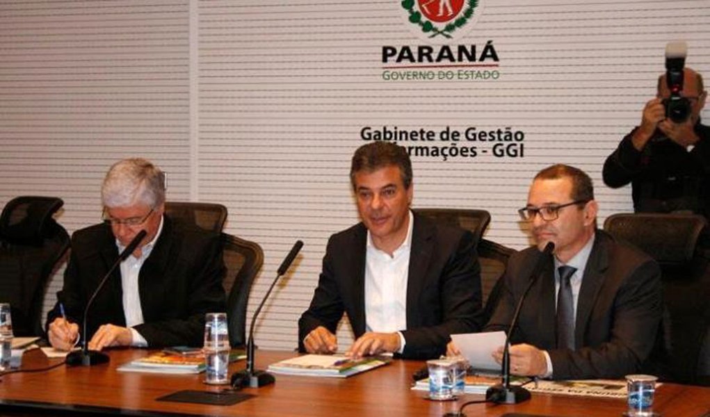 O secretário de Comunicação do Paraná, engenheiro Márcio Villela, “tio distante” do governador Beto Richa (PSDB), foi colocado na marca do pênalti; segundo o Palácio Iguaçu, será chutado para a meta após as eleições municipais, ou seja, daqui duas semanas; Villela entrou no cargo em maio passado com a promessa de “adquirir” a consciência dos jornalões e emissoras hostis ao tucanato; o secretário em queda trabalhou forte nos bastidores vendendo influências (que não tem) sobre rádio e TVs no estado (Foto: Leonardo Lucena) O secretário de Comunicação do Paraná, engenheiro Márcio Villela, “tio distante” do governador Beto Richa (PSDB), foi colocado na marca do pênalti; segundo o Palácio Iguaçu, será chutado para a meta após as eleições municipais, ou seja, daqui duas semanas; Villela entrou no cargo em maio passado com a promessa de “adquirir” a consciência dos jornalões e emissoras hostis ao tucanato; o secretário em queda trabalhou forte nos bastidores vendendo influências (que não tem) sobre rádio e TVs no estado