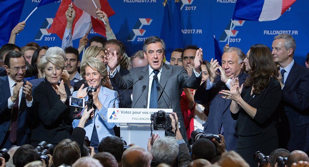 François Fillon, eleito neste domingo (27) para concorrer pela centro-direita francesa às eleições de 2017, ganharia largamente a corrida contra a candidata de extrema-direita Marine Le Pen, segundo uma pesquisa da Harris Interactive; no segundo turno, Fillon ganharia com 67% contra 33% para Le Pen (Foto: Leonardo Attuch) François Fillon, eleito neste domingo (27) para concorrer pela centro-direita francesa às eleições de 2017, ganharia largamente a corrida contra a candidata de extrema-direita Marine Le Pen, segundo uma pesquisa da Harris Interactive; no segundo turno, Fillon ganharia com 67% contra 33% para Le Pen