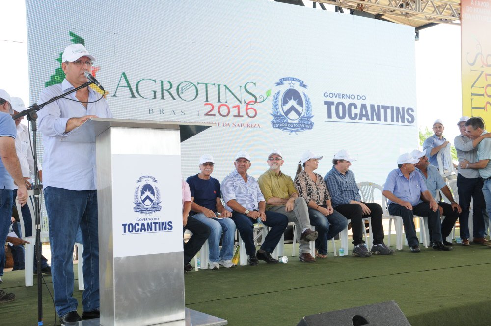 O governador do Tocantins, Marcelo Miranda, anunciou que publicará o decreto esta semana; “Nossa safra já tem um prejuízo confirmado de 30% por questões climáticas e isso é muito sério (…) Hoje em dia os governos tem que levar a sério as questões do clima, como vimos na COP 21, o ABC, Agricultura de Baixo Carbono”, afirmou ele, ao fazer o lançamento oficial da Agrotins 2016; em consequência dos prejuízos estimados, o estado de emergência permitirá que os produtores que usaram de financiamento para suas atividades tenham melhores condições de negociação com os bancos (Foto: Leonardo Lucena) O governador do Tocantins, Marcelo Miranda, anunciou que publicará o decreto esta semana; “Nossa safra já tem um prejuízo confirmado de 30% por questões climáticas e isso é muito sério (…) Hoje em dia os governos tem que levar a sério as questões do clima, como vimos na COP 21, o ABC, Agricultura de Baixo Carbono”, afirmou ele, ao fazer o lançamento oficial da Agrotins 2016; em consequência dos prejuízos estimados, o estado de emergência permitirá que os produtores que usaram de financiamento para suas atividades tenham melhores condições de negociação com os bancos