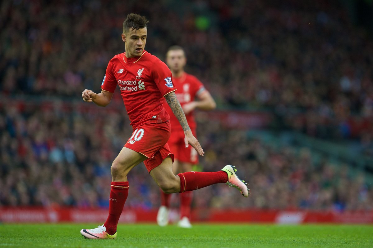 O meia brasileiro Philippe Coutinho renovou seu contrato com o Liverpool, informou nesta quarta-feira o clube inglês em seu site oficial; reportagens na imprensa indicam que o jogador de 24 anos o prorrogou por cinco anos e meio, até 2022, e se tornou o jogador mais bem pago do clube; neste ano, aumentaram as especulações sobre uma saída do meia para o Barcelona; o novo salário de Coutinho seria de 200 mil libras por semana (Foto: José Barbacena) O meia brasileiro Philippe Coutinho renovou seu contrato com o Liverpool, informou nesta quarta-feira o clube inglês em seu site oficial; reportagens na imprensa indicam que o jogador de 24 anos o prorrogou por cinco anos e meio, até 2022, e se tornou o jogador mais bem pago do clube; neste ano, aumentaram as especulações sobre uma saída do meia para o Barcelona; o novo salário de Coutinho seria de 200 mil libras por semana
