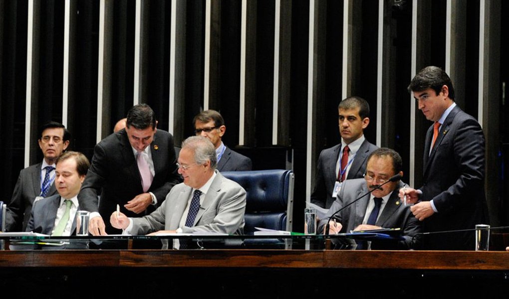 Proposta de Emenda à Constituição (PEC) que limita os gastos públicos pelos próximos 20 anos foi promulgada em sessão solene do Congresso Nacional nesta manhã, com a presença dos presidentes do Senado, Renan Calheiros (PMDB-AL), e da Câmara, Rodrigo Maia (DEM-RJ); texto foi promulgado como Emenda Constitucional 95 e agora é lei (Foto: Aquiles Lins) www.brasil247.com - Proposta de Emenda à Constituição (PEC) que limita os gastos públicos pelos próximos 20 anos foi promulgada em sessão solene do Congresso Nacional nesta manhã, com a presença dos presidentes do Senado, Renan Calheiros (PMDB-AL), e da Câmara, Rodrigo Maia (DEM-RJ); texto foi promulgado como Emenda Constitucional 95 e agora é lei