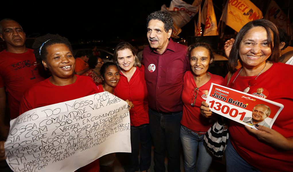 Propostas apresentadas nesta sexta-feira 16, que vão orientar as ações de um eventual governo João Paulo na Prefeitura do Recife, são fruto de 12 rodas de diálogo temáticas, em que mais de duas mil pessoas sugeriram ideias e soluções para a capital pernambucana; plano conta com mais de 200 propostas, separadas em três eixos temáticos: Cidade Sustentável, Cidade Inclusiva e Cidade Participativa (Foto: Ana Pupulin) Propostas apresentadas nesta sexta-feira 16, que vão orientar as ações de um eventual governo João Paulo na Prefeitura do Recife, são fruto de 12 rodas de diálogo temáticas, em que mais de duas mil pessoas sugeriram ideias e soluções para a capital pernambucana; plano conta com mais de 200 propostas, separadas em três eixos temáticos: Cidade Sustentável, Cidade Inclusiva e Cidade Participativa