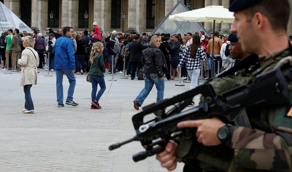 Museu do Louvre, em Paris, foi evacuado às pressas pela Polícia Armada francesa nesta quinta-feira, 21, por receios de uma ameaça terrorista, segundo informa o jornal britânico Mirror; ação da polícia foi desencadeada após a ativação de um alarme de incêndio que provocou pânico e tumulto entre os visitantes; França está em estado de emergência devido ao recente ataque na cidade de Nice, que matou mais de 80 pessoas e deixou mais de 120 feridos (Foto: Aquiles Lins) Museu do Louvre, em Paris, foi evacuado às pressas pela Polícia Armada francesa nesta quinta-feira, 21, por receios de uma ameaça terrorista, segundo informa o jornal britânico Mirror; ação da polícia foi desencadeada após a ativação de um alarme de incêndio que provocou pânico e tumulto entre os visitantes; França está em estado de emergência devido ao recente ataque na cidade de Nice, que matou mais de 80 pessoas e deixou mais de 120 feridos