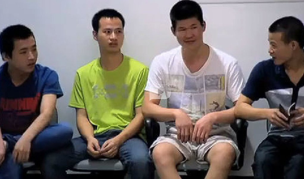 Quatro chineses estavam vivendo em situação análoga ao trabalho escravo em pastelarias do Rio, sem direito a receber salário, morando em alojamentos sem qualquer higiene e sem registro na carteira de trabalho, conforme constatou uma operação conjunta de órgãos federais para fiscalizar esses estabelecimentos comerciais, que os resgatou das condições degradantes a que estavam submetidos; a Polícia Federal vai abrir inquérito para apurar a situação desses estrangeiros (Foto: Leonardo Lucena) Quatro chineses estavam vivendo em situação análoga ao trabalho escravo em pastelarias do Rio, sem direito a receber salário, morando em alojamentos sem qualquer higiene e sem registro na carteira de trabalho, conforme constatou uma operação conjunta de órgãos federais para fiscalizar esses estabelecimentos comerciais, que os resgatou das condições degradantes a que estavam submetidos; a Polícia Federal vai abrir inquérito para apurar a situação desses estrangeiros