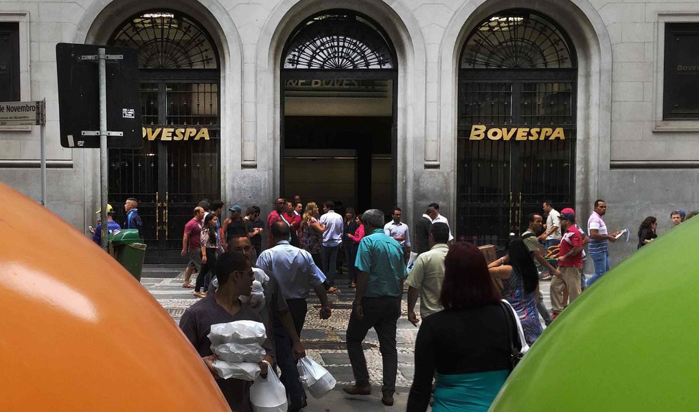 Ibovespa tem alta nesta sexta-feira, 8, acelerando os ganhos depois que a agência de classificação de risco, Standard & Poor's, elevou a projeção de crescimento do Brasil em 2017 de 0,5% para 1%; às 14h15 (horário de Brasília), o índice tinha ganhos de 2,14%, aos 53.129 pontos; já o dólar comercial tem queda de 1,46%, cotado a R$ 3,2927 na compra e R$ 3,2948 na venda (Foto: Aquiles Lins) Ibovespa tem alta nesta sexta-feira, 8, acelerando os ganhos depois que a agência de classificação de risco, Standard & Poor's, elevou a projeção de crescimento do Brasil em 2017 de 0,5% para 1%; às 14h15 (horário de Brasília), o índice tinha ganhos de 2,14%, aos 53.129 pontos; já o dólar comercial tem queda de 1,46%, cotado a R$ 3,2927 na compra e R$ 3,2948 na venda