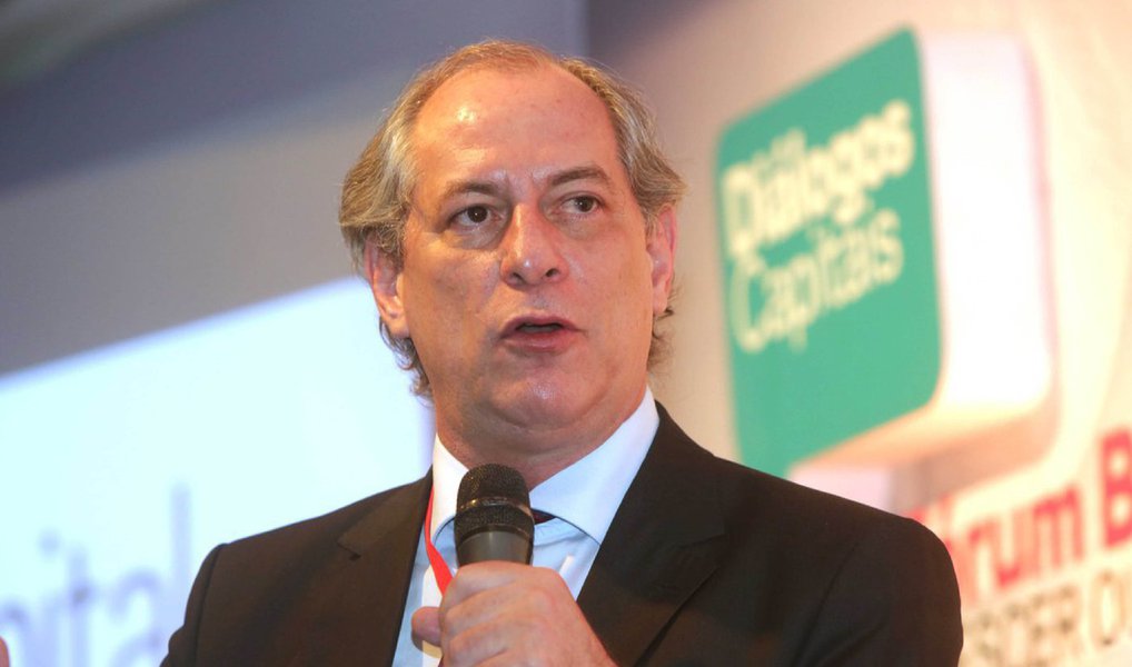 Ex-governador e ex-ministro Ciro Gomes afirmou nesta quinta-feira, 17, sobre o vídeo que o mostra discutindo com manifestantes pró-impeachment, que agiu para defender os direitos e a integridade de seu irmão; "O direito de se manifestar se limita ao que determina a democracia. Qualquer violência, abuso ou cerceamento de liberdades de um grupo contra qualquer cidadão tem um nome: fascismo", diz ele, me nota; ex-ministro Ciro Gomes e o ex-governador Cid Gomes estão "preocupados com o gravíssimo momento que vive o Brasil e lutam para garantir que o estado democrático de direito não seja violentado e que o Brasil reencontre o caminho para o seu desenvolvimento" (Foto: Aquiles Lins) Ex-governador e ex-ministro Ciro Gomes afirmou nesta quinta-feira, 17, sobre o vídeo que o mostra discutindo com manifestantes pró-impeachment, que agiu para defender os direitos e a integridade de seu irmão; "O direito de se manifestar se limita ao que determina a democracia. Qualquer violência, abuso ou cerceamento de liberdades de um grupo contra qualquer cidadão tem um nome: fascismo", diz ele, me nota; ex-ministro Ciro Gomes e o ex-governador Cid Gomes estão "preocupados com o gravíssimo momento que vive o Brasil e lutam para garantir que o estado democrático de direito não seja violentado e que o Brasil reencontre o caminho para o seu desenvolvimento"