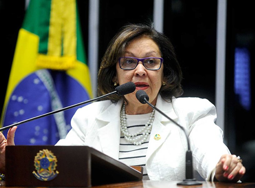 Senadora baiana Lídice da Mata (PSB) avalia como "catastrófica" a aprovação da PEC 241 pela Câmara dos Deputados, e lembra que nos próximos 20 anos, os cinco próximos presidentes da República não poderão debater sobre novos investimentos na Saúde com a população; segundo Lídice, Michel Temer usou métodos escusos para garantir a aprovação da matéria; "Eles ficaram aprisionados à uma decisão tomada sem discussão, por um presidente interino que utilizou de expedientes como trocas de cargos e de favores para obter tal resultado"
(Foto: Romulo Faro) Senadora baiana Lídice da Mata (PSB) avalia como "catastrófica" a aprovação da PEC 241 pela Câmara dos Deputados, e lembra que nos próximos 20 anos, os cinco próximos presidentes da República não poderão debater sobre novos investimentos na Saúde com a população; segundo Lídice, Michel Temer usou métodos escusos para garantir a aprovação da matéria; "Eles ficaram aprisionados à uma decisão tomada sem discussão, por um presidente interino que utilizou de expedientes como trocas de cargos e de favores para obter tal resultado"