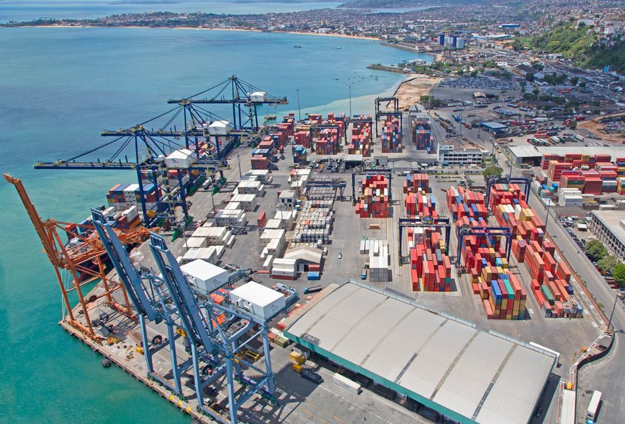 A Wilson Sons assinou nesta quarta-feira a renovação da concessão de seu terminal de contêineres de Salvador por mais 25 anos, até 13 de março de 2050; o aditivo assinado junto à União estabelece compromisso de investimentos de manutenção e expansão até o final do prazo contratual, disse a Wilson Sons, que estima um investimento de cerca de R$ 398 milhões para ampliar a área de arrendamento; o valor tem data-base de dezembro de 2013 e deve ser aplicado ao longo do período de arrendamento (Foto: Romulo Faro) A Wilson Sons assinou nesta quarta-feira a renovação da concessão de seu terminal de contêineres de Salvador por mais 25 anos, até 13 de março de 2050; o aditivo assinado junto à União estabelece compromisso de investimentos de manutenção e expansão até o final do prazo contratual, disse a Wilson Sons, que estima um investimento de cerca de R$ 398 milhões para ampliar a área de arrendamento; o valor tem data-base de dezembro de 2013 e deve ser aplicado ao longo do período de arrendamento