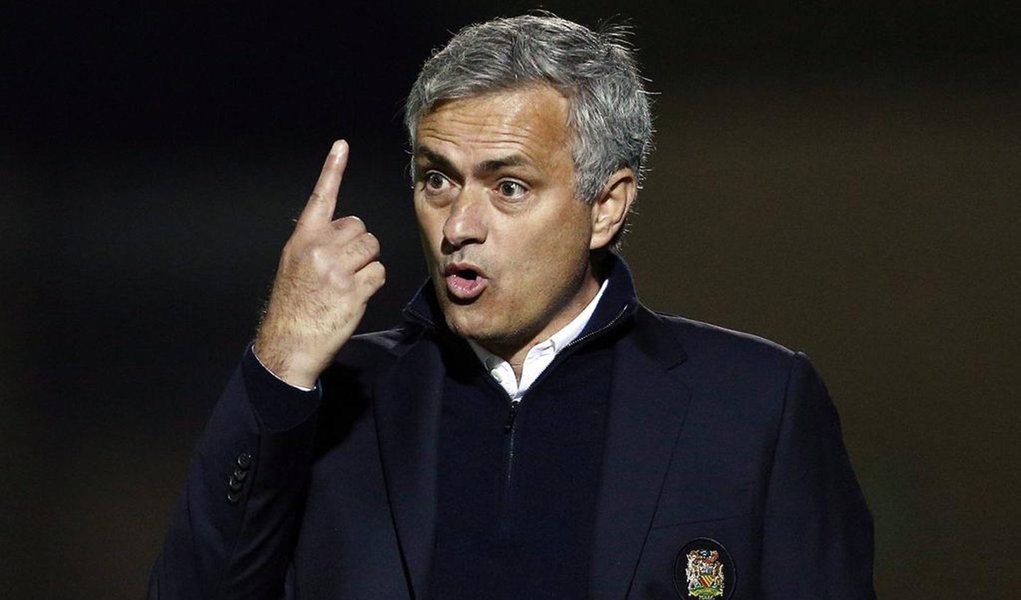 O técnico do Manchester United, José Mourinho, confrontou os "Einsteins" do futebol por criticá-lo após uma sequência de três derrotas consecutivas de seu time na Liga Inglesa; apesar de ter vencido as quatro primeiras partidas desde que assumiu, Mourinho passou a ser alvo da mídia desde a queda de produção do United, que atualmente está seis pontos atrás do líder Manchester City na tabela; o United voltou a vencer batendo por 3 x 1 na quarta-feira o Northampton Town, time da terceira divisão, na terceira rodada da Copa da Liga Inglesa (Foto: Leonardo Lucena) O técnico do Manchester United, José Mourinho, confrontou os "Einsteins" do futebol por criticá-lo após uma sequência de três derrotas consecutivas de seu time na Liga Inglesa; apesar de ter vencido as quatro primeiras partidas desde que assumiu, Mourinho passou a ser alvo da mídia desde a queda de produção do United, que atualmente está seis pontos atrás do líder Manchester City na tabela; o United voltou a vencer batendo por 3 x 1 na quarta-feira o Northampton Town, time da terceira divisão, na terceira rodada da Copa da Liga Inglesa