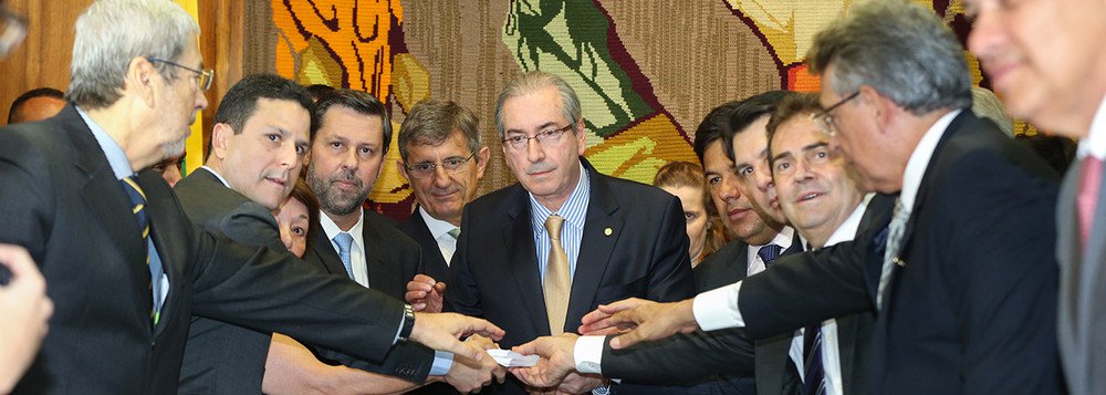 Sociólogo Marcelo Zero afirma em artigo para o 247 que o golpe planejado pela oposição "é contra os 54,3 milhões de votos que elegeram a presidenta em eleições livres e limpas. O mandato presidencial a eles pertence. Caso a agressão à soberania popular promovida pelo golpe se concretize, eles é que serão cassados"; é também "contra os 42 milhões de brasileiros que ascenderam à classe média nos últimos 13 anos" e "contra os 22 milhões de cidadãos que deixaram a pobreza extrema para trás"; segundo ele, "o golpe é contra a grande nação e pela republiqueta de bananas. O golpe é contra a democracia. Contra o Brasil. O golpe é, sobretudo, contra você"; leia a íntegra (Foto: Marcelo Zero) Sociólogo Marcelo Zero afirma em artigo para o 247 que o golpe planejado pela oposição "é contra os 54,3 milhões de votos que elegeram a presidenta em eleições livres e limpas. O mandato presidencial a eles pertence. Caso a agressão à soberania popular promovida pelo golpe se concretize, eles é que serão cassados"; é também "contra os 42 milhões de brasileiros que ascenderam à classe média nos últimos 13 anos" e "contra os 22 milhões de cidadãos que deixaram a pobreza extrema para trás"; segundo ele, "o golpe é contra a grande nação e pela republiqueta de bananas. O golpe é contra a democracia. Contra o Brasil. O golpe é, sobretudo, contra você"; leia a íntegra