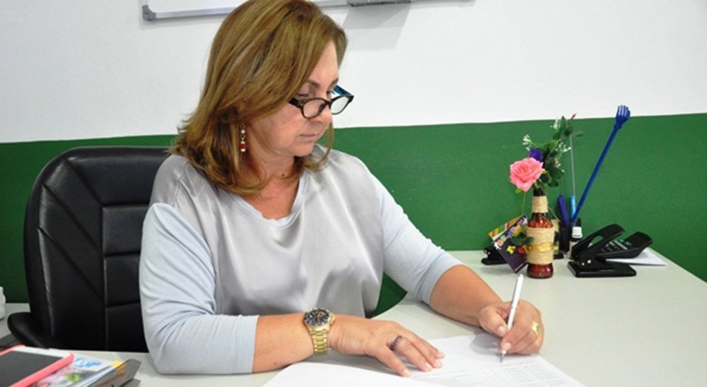 A 1ª Vara da Comarca de Coroatá determinou que o Município, gerido pela prefeita Tereza Murad, esposa do ex-secretário estadual de Saúde Ricardo Murad, proceda à criação e implantação de Programa Municipal de Coleta Seletiva de Lixo e Programa de Educação Ambiental, direcionados a toda população, com medidas objetivas de incentivo fiscal e multas e outras punições administrativas, com elaboração de cartilha educativa e sua distribuição; Ricardo Murad é alvo da PF por desvios de cerca de R$ 150 milhões quando era secretário estadual de Saúde; ele é cunhado da ex-governadora Roseana Sarney, que também está na mira da Justiça (Foto: Leonardo Lucena) A 1ª Vara da Comarca de Coroatá determinou que o Município, gerido pela prefeita Tereza Murad, esposa do ex-secretário estadual de Saúde Ricardo Murad, proceda à criação e implantação de Programa Municipal de Coleta Seletiva de Lixo e Programa de Educação Ambiental, direcionados a toda população, com medidas objetivas de incentivo fiscal e multas e outras punições administrativas, com elaboração de cartilha educativa e sua distribuição; Ricardo Murad é alvo da PF por desvios de cerca de R$ 150 milhões quando era secretário estadual de Saúde; ele é cunhado da ex-governadora Roseana Sarney, que também está na mira da Justiça