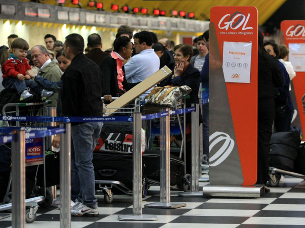 CONG09 SÃO PAULO/SP 03/08/2010 MOVIMENTO CONGONHAS CIDADES - Movimento no saguão de check-in da Cia Aérea Gol no Aeroporto de Congonhas na manhã de hoje. FOTO: HÉLVIO ROMERO/AE (Foto: Voney Malta) CONG09 SÃO PAULO/SP 03/08/2010 MOVIMENTO CONGONHAS CIDADES - Movimento no saguão de check-in da Cia Aérea Gol no Aeroporto de Congonhas na manhã de hoje. FOTO: HÉLVIO ROMERO/AE