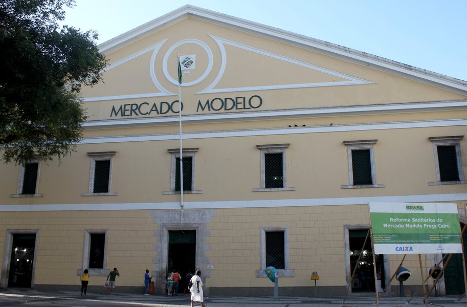 A Prefeitura de Salvador já recuperou a fachada do Mercado Modelo, que foi pichada no final de semana 'por vândalos'; a repintura foi feita durante no sábado e domingo passados, e custou aproximadamente R$ 40 mil ao erário, incluindo utilização de plataforma elevatória, gastos com material e pessoal (Foto: Romulo Faro) A Prefeitura de Salvador já recuperou a fachada do Mercado Modelo, que foi pichada no final de semana 'por vândalos'; a repintura foi feita durante no sábado e domingo passados, e custou aproximadamente R$ 40 mil ao erário, incluindo utilização de plataforma elevatória, gastos com material e pessoal