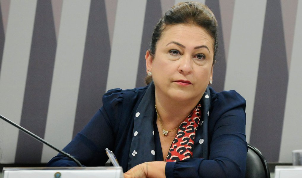 Ministra da Agricultura, Kátia Abreu, foi flagrada enviando mensagens pelo celular onde afirmava que nem ela e nem os outros cinco ministros do PMDB entregarão seus cargos como decidiu a convenção do partido nesta terça-feira (29), quando anunciou a sua saída da base governista; ministros deverão se licenciar da legenda como forma de "respeito pela decisão aprovada"; além de Kátia Abreu, o PMDB tem como ministros, Helder Barbalho (Portos), Mauro Lopes (Aviação Civil), Marcelo Castro (Saúde), Eduardo Braga (Minas e Energia), e Celso Pansera (Ciência e Tecnologia) (Foto: Paulo Emílio) Ministra da Agricultura, Kátia Abreu, foi flagrada enviando mensagens pelo celular onde afirmava que nem ela e nem os outros cinco ministros do PMDB entregarão seus cargos como decidiu a convenção do partido nesta terça-feira (29), quando anunciou a sua saída da base governista; ministros deverão se licenciar da legenda como forma de "respeito pela decisão aprovada"; além de Kátia Abreu, o PMDB tem como ministros, Helder Barbalho (Portos), Mauro Lopes (Aviação Civil), Marcelo Castro (Saúde), Eduardo Braga (Minas e Energia), e Celso Pansera (Ciência e Tecnologia)