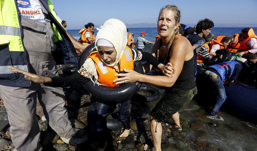 Mais de meio milhão de refugiados e imigrantes chegaram à Grécia neste ano; segundo a porta-voz da agência de refugiados da ONU, o Acnur, Melissa Fleming, 27,5 mil refugiados e imigrantes continuavam em trânsito em ilhas gregas perto da Turquia, de onde centenas de milhares saíram; imigrantes continuam a seguir da Grécia para os Bálcãs, mas a Hungria fechou sua fronteira com a Croácia na sexta-feira e a Eslovênia impôs limites diários de imigrantes entrando da Croácia, deixando milhares isolados em pleno inverno
(Foto: Paulo Emílio) Mais de meio milhão de refugiados e imigrantes chegaram à Grécia neste ano; segundo a porta-voz da agência de refugiados da ONU, o Acnur, Melissa Fleming, 27,5 mil refugiados e imigrantes continuavam em trânsito em ilhas gregas perto da Turquia, de onde centenas de milhares saíram; imigrantes continuam a seguir da Grécia para os Bálcãs, mas a Hungria fechou sua fronteira com a Croácia na sexta-feira e a Eslovênia impôs limites diários de imigrantes entrando da Croácia, deixando milhares isolados em pleno inverno