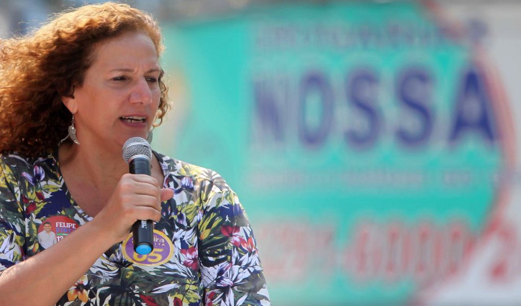 Candidata à Prefeitura do Rio, Jandira Feghali (PCdoB) criticou a seletividade das investigações da Lava Jato; "O problema, que nos chama a atenção, é a seletividade. Aécio Neves já está citado em oito delações", lembra; "Michel Temer está delatado em quatro delações. Romero Jucá teve uma gravação dizendo que queria o impeachment para parar a Lava Jato. A cúpula do PMDB... Por que só se acusa o Lula, e ainda sem provas?, questiona; ela também lembrou que o ex-presidente Lula "tirou o Brasil do mapa da fome" (Foto: Leonardo Lucena) Candidata à Prefeitura do Rio, Jandira Feghali (PCdoB) criticou a seletividade das investigações da Lava Jato; "O problema, que nos chama a atenção, é a seletividade. Aécio Neves já está citado em oito delações", lembra; "Michel Temer está delatado em quatro delações. Romero Jucá teve uma gravação dizendo que queria o impeachment para parar a Lava Jato. A cúpula do PMDB... Por que só se acusa o Lula, e ainda sem provas?, questiona; ela também lembrou que o ex-presidente Lula "tirou o Brasil do mapa da fome"