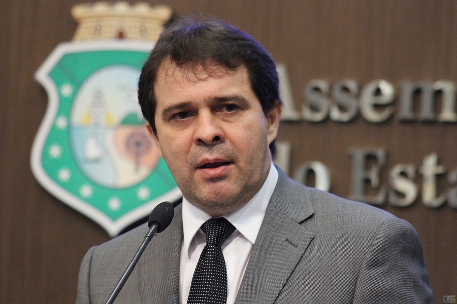 O líder do governo, deputado Evandro Leitão (PDT) rebateu as críticas da oposição sobre a situação da saúde pública do Ceará e confirmou que o secretário de Saúde do Estado, Henrique Javi, realizou o pagamento das pendências aos profissionais da saúde ligados às cooperativas e contratados pelo Estado (Foto: Fatima 247) O líder do governo, deputado Evandro Leitão (PDT) rebateu as críticas da oposição sobre a situação da saúde pública do Ceará e confirmou que o secretário de Saúde do Estado, Henrique Javi, realizou o pagamento das pendências aos profissionais da saúde ligados às cooperativas e contratados pelo Estado